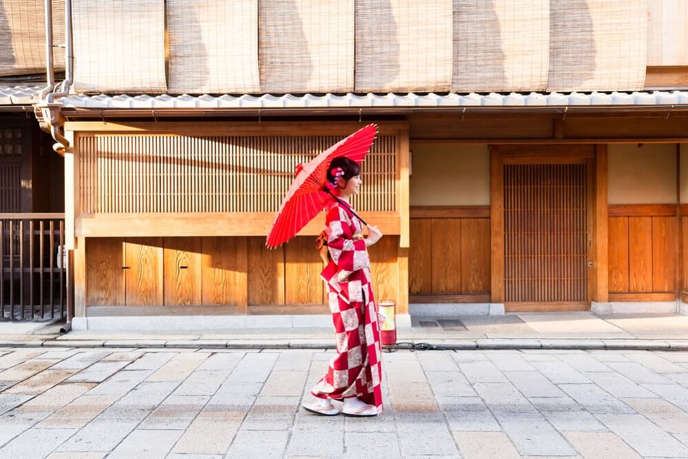 小道を歩く赤い着物の女性(バイセル)