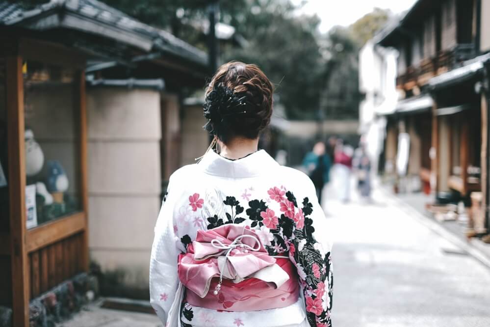 小道にいる白い着物の女性(買取プレミアム)